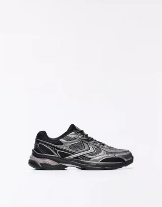 Asymetryczny detal sportowy – Sneakersy