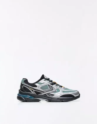 Asymetryczny detal sportowy – Sneakersy