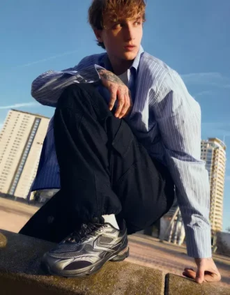 Asymetryczny detal sportowy – Sneakersy