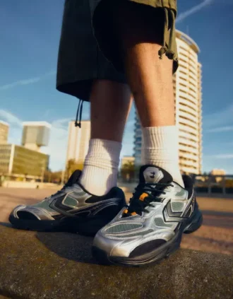 Asymetryczny detal sportowy – Sneakersy