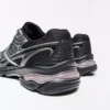 Asymetryczny detal sportowy – Sneakersy