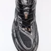 Asymetryczny detal sportowy – Sneakersy