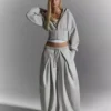 Bluza z kapturem i wysokim stanem zapinana na zamek – #Bershkastyle – damska Bluza z kapturem i wysokim stanem zapinana na zamek – #Bershkastyle – damska