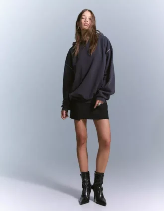 Bluza z kapturem z ćwiekami – topy i body