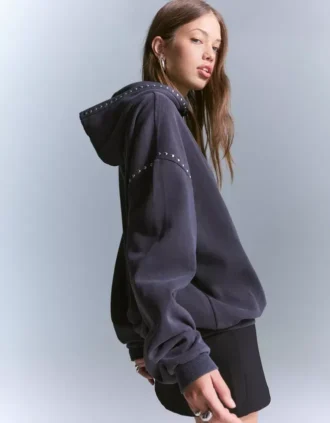Bluza z kapturem z ćwiekami – topy i body