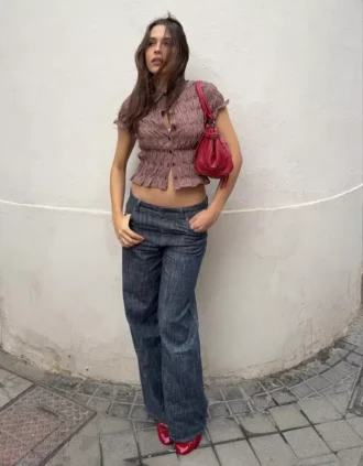 Dżinsy typu boyfriend z niskim stanem i fakturą