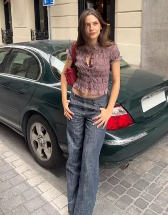 Dżinsy typu boyfriend z niskim stanem i fakturą