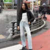 Jeansy z wysokim stanem, szerokimi nogawkami i prostym krojem – spodnie Jeansy z wysokim stanem, szerokimi nogawkami i prostym krojem – spodnie