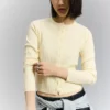 Kardigan z guzikami w stylu rustykalnym – swetry i kardigany Kardigan z guzikami w stylu rustykalnym – swetry i kardigany