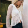 Koronkowy T-shirt z falbanami – #Bershkastyle – damski