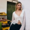 Koronkowy T-shirt z falbanami – #Bershkastyle – damski