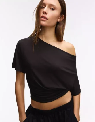 Koszulka z krótkim rękawem i asymetrycznym krojem – T-shirty – Kobiety