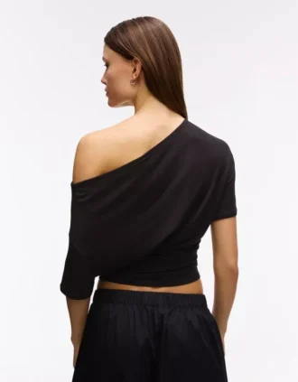 Koszulka z krótkim rękawem i asymetrycznym krojem – T-shirty – Kobiety
