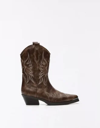 Kowbojskie buty z detalem na czubku
