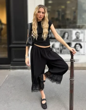 Krótkie spodnie z koronką i obniżonym krokiem – #Bershkastyle – damskie Krótkie spodnie z koronką i obniżonym krokiem – #Bershkastyle – damskie