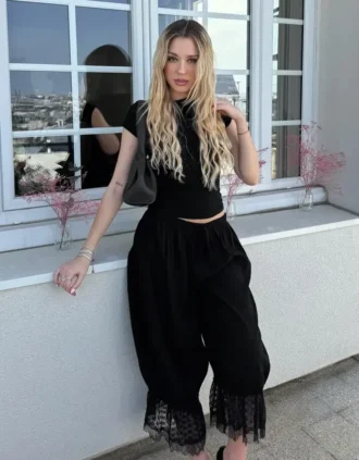 Krótkie spodnie z koronką i obniżonym krokiem – #Bershkastyle – damskie Krótkie spodnie z koronką i obniżonym krokiem – #Bershkastyle – damskie