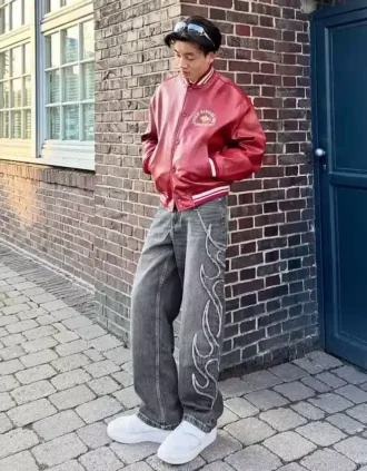 Luźne jeansy z naszywką