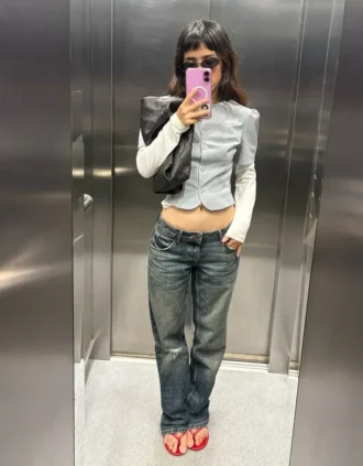 Podarte jeansy z niskim stanem i prostymi nogawkami Podarte jeansy z niskim stanem i prostymi nogawkami