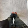 Podarte jeansy z niskim stanem i prostymi nogawkami Podarte jeansy z niskim stanem i prostymi nogawkami
