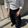 Spodnie o bardzo luźnym, dopasowanym kroju typu baggy