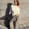 Sweter z asymetrycznym dekoltem