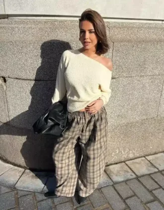 Sweter z asymetrycznym dekoltem