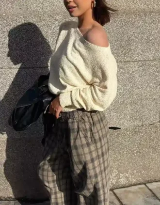 Sweter z asymetrycznym dekoltem