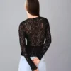 T-shirt z długim rękawem z falbanami z jasnej koronki